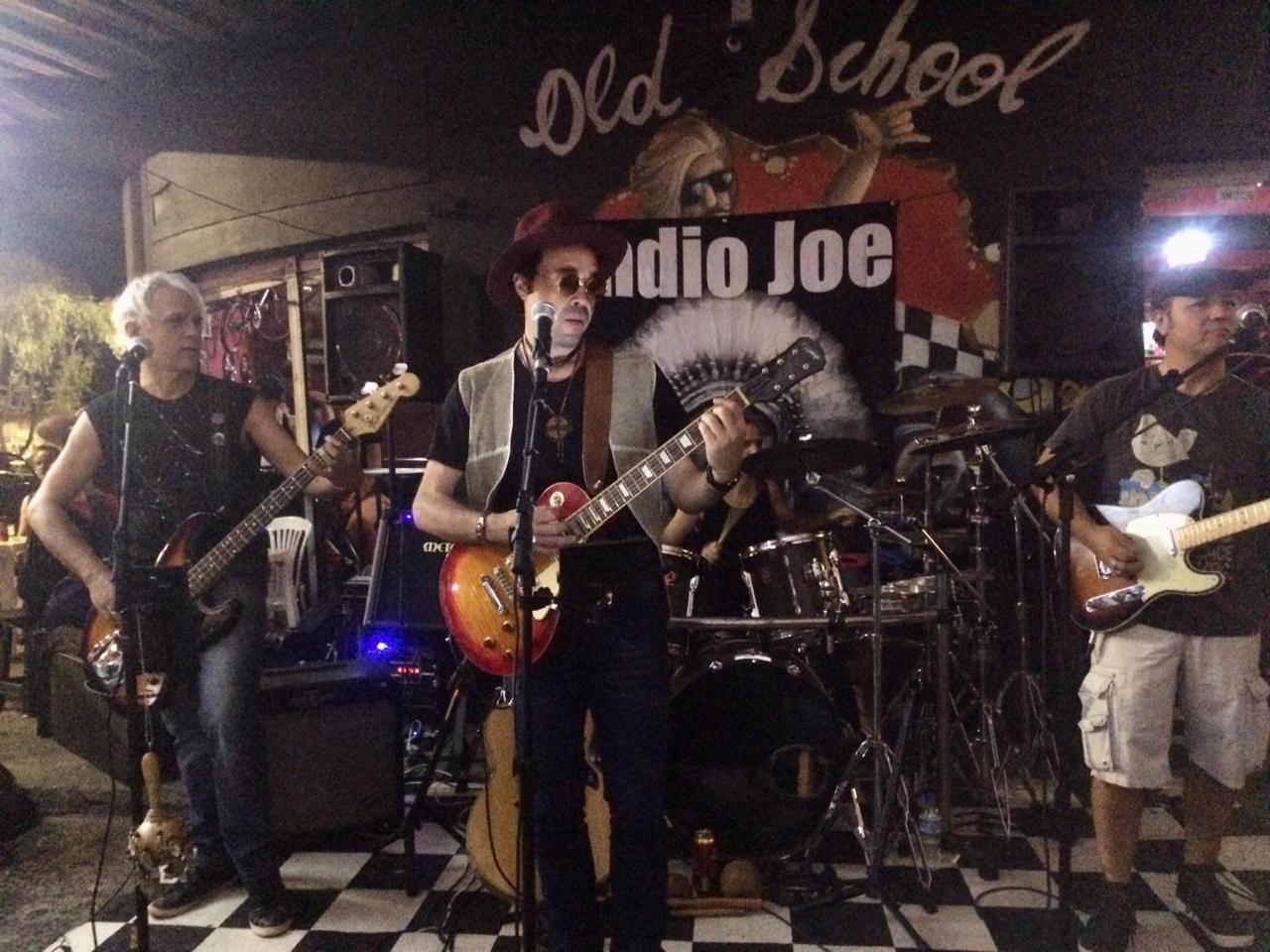 Indio Joe no Old School Rock Bar