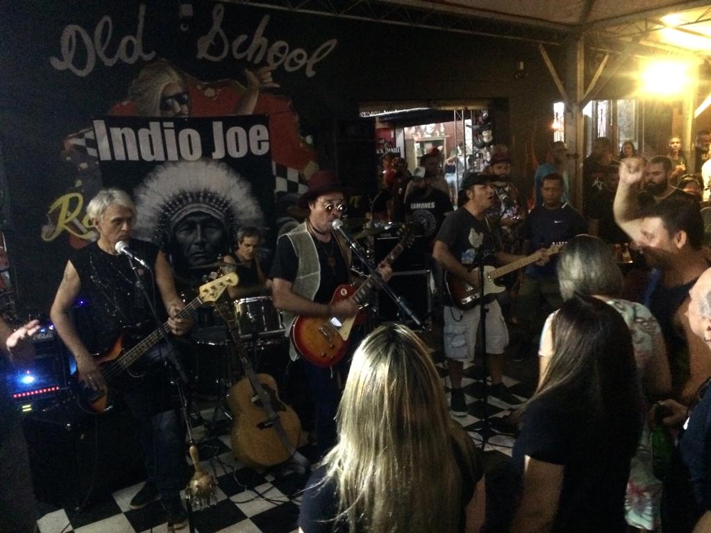 Indio Joe no Old School Rock Bar