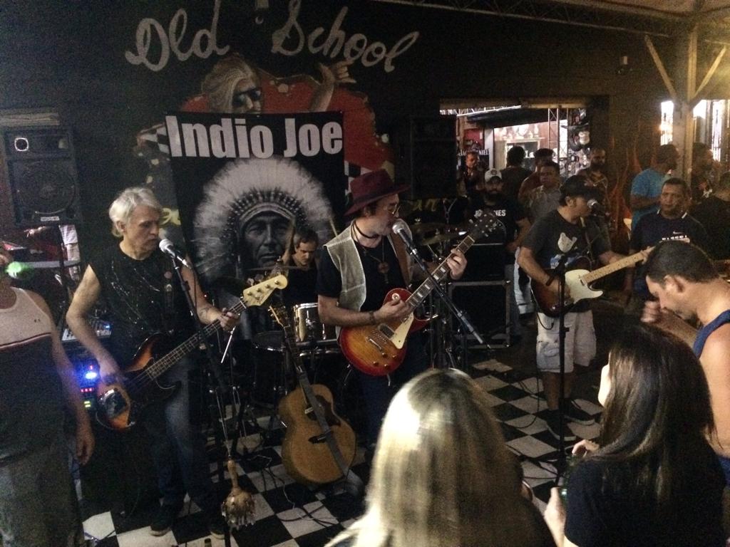 Indio Joe no Old School Rock Bar