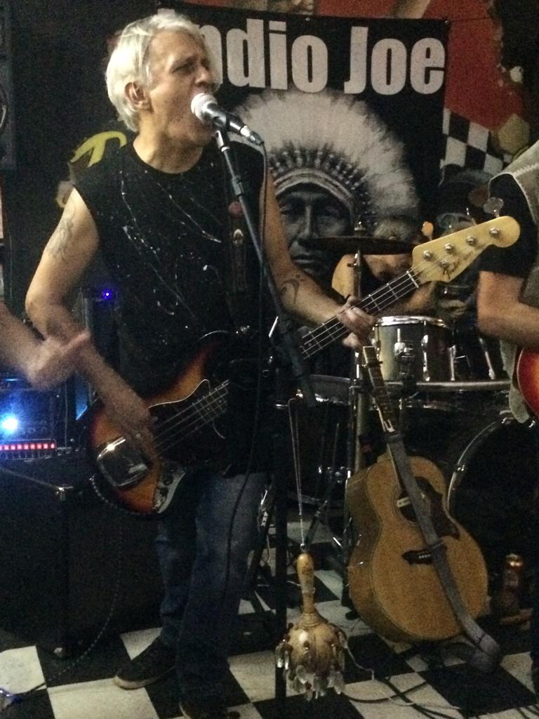 Indio Joe no Old School Rock Bar