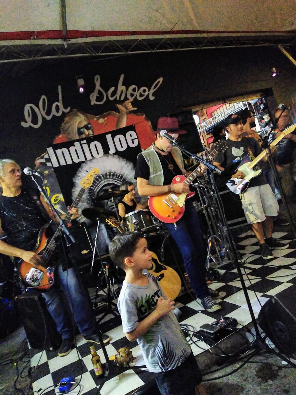 Indio Joe no Old School Rock Bar