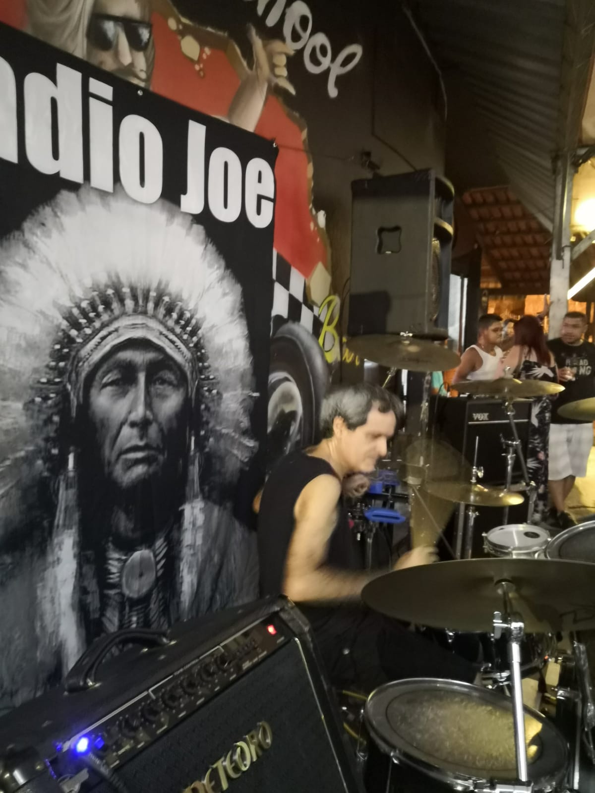 Indio Joe no Old School Rock Bar