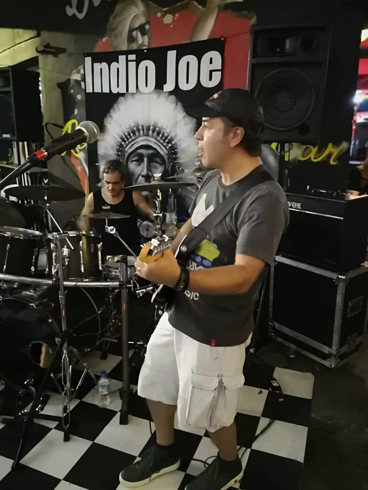Indio Joe no Old School Rock Bar