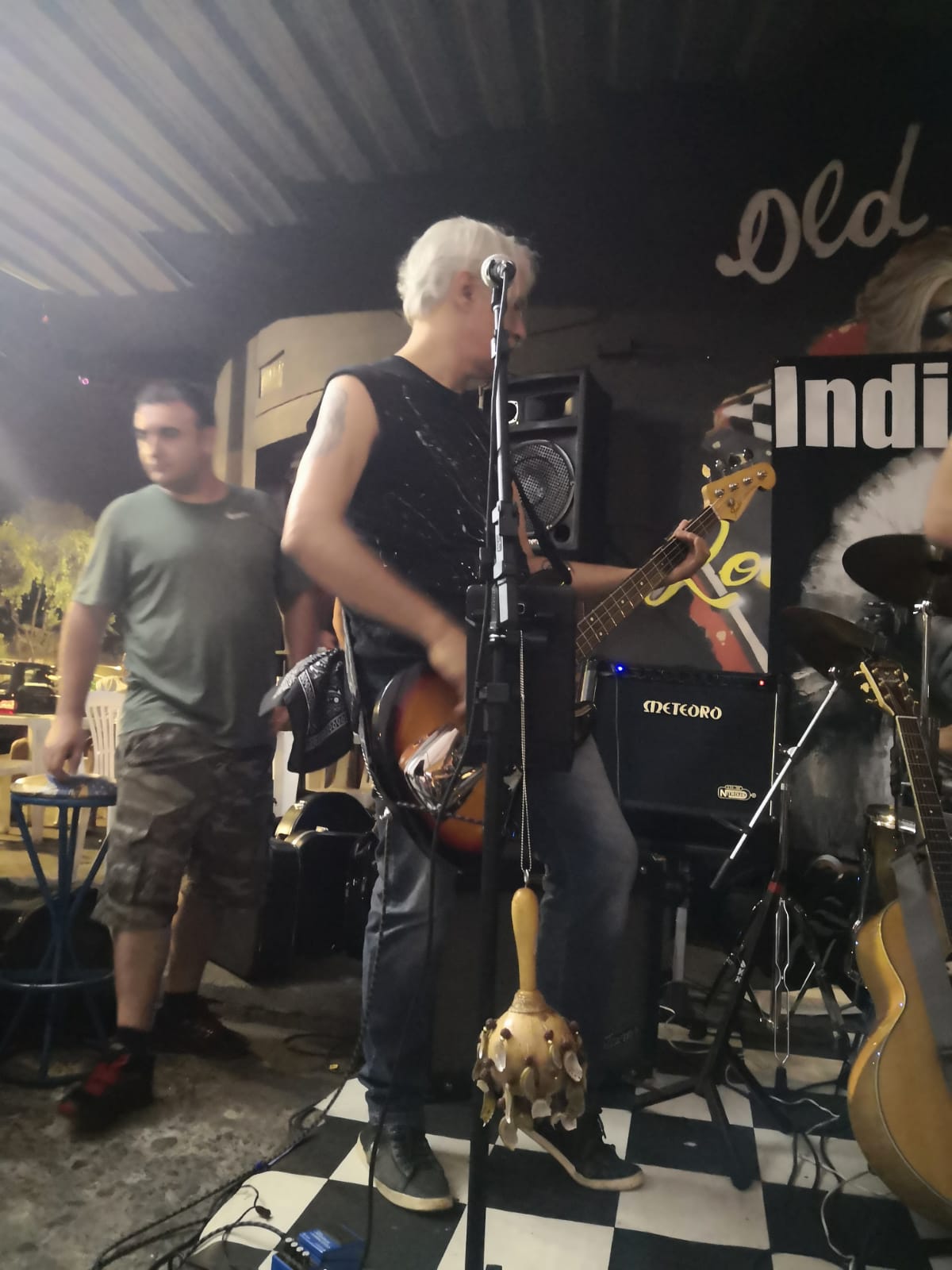 Indio Joe no Old School Rock Bar
