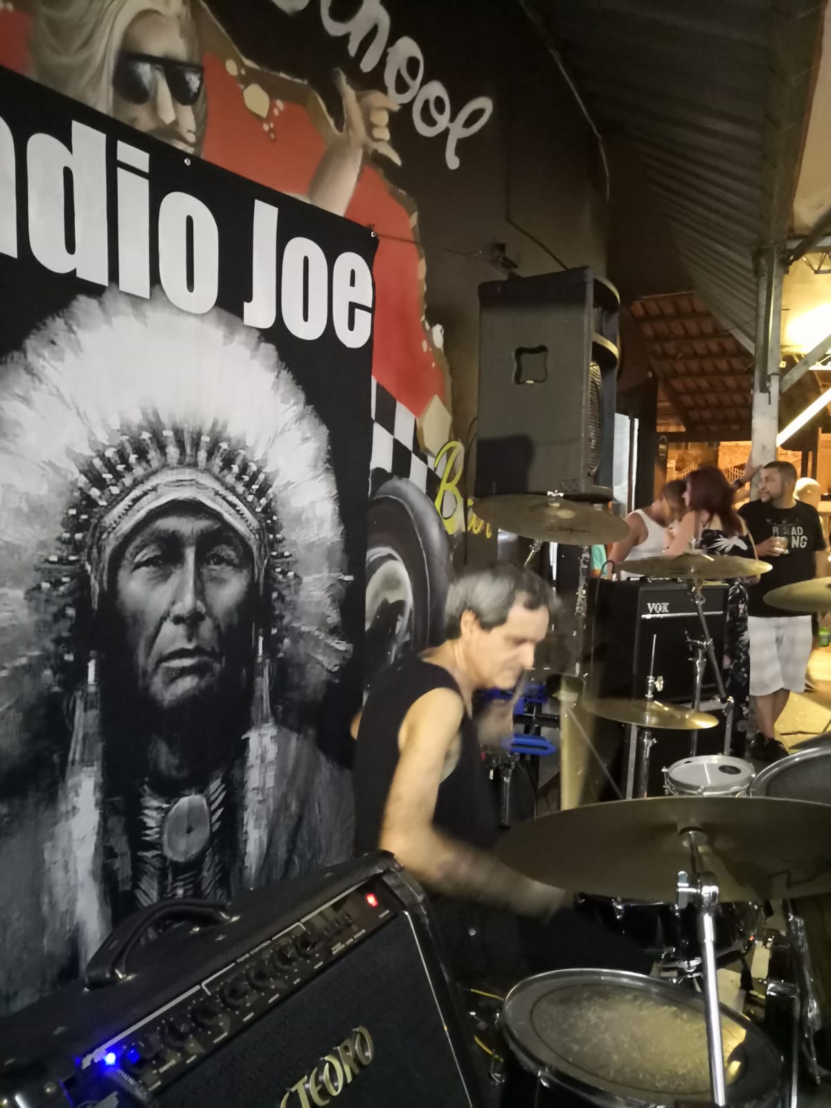Indio Joe no Old School Rock Bar