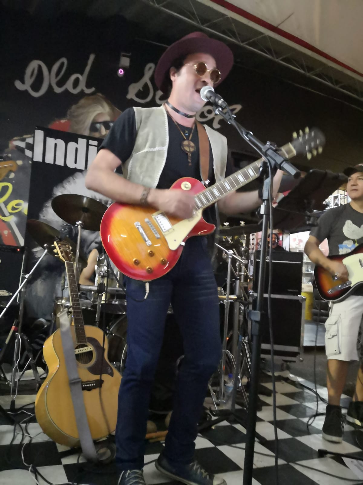 Indio Joe no Old School Rock Bar