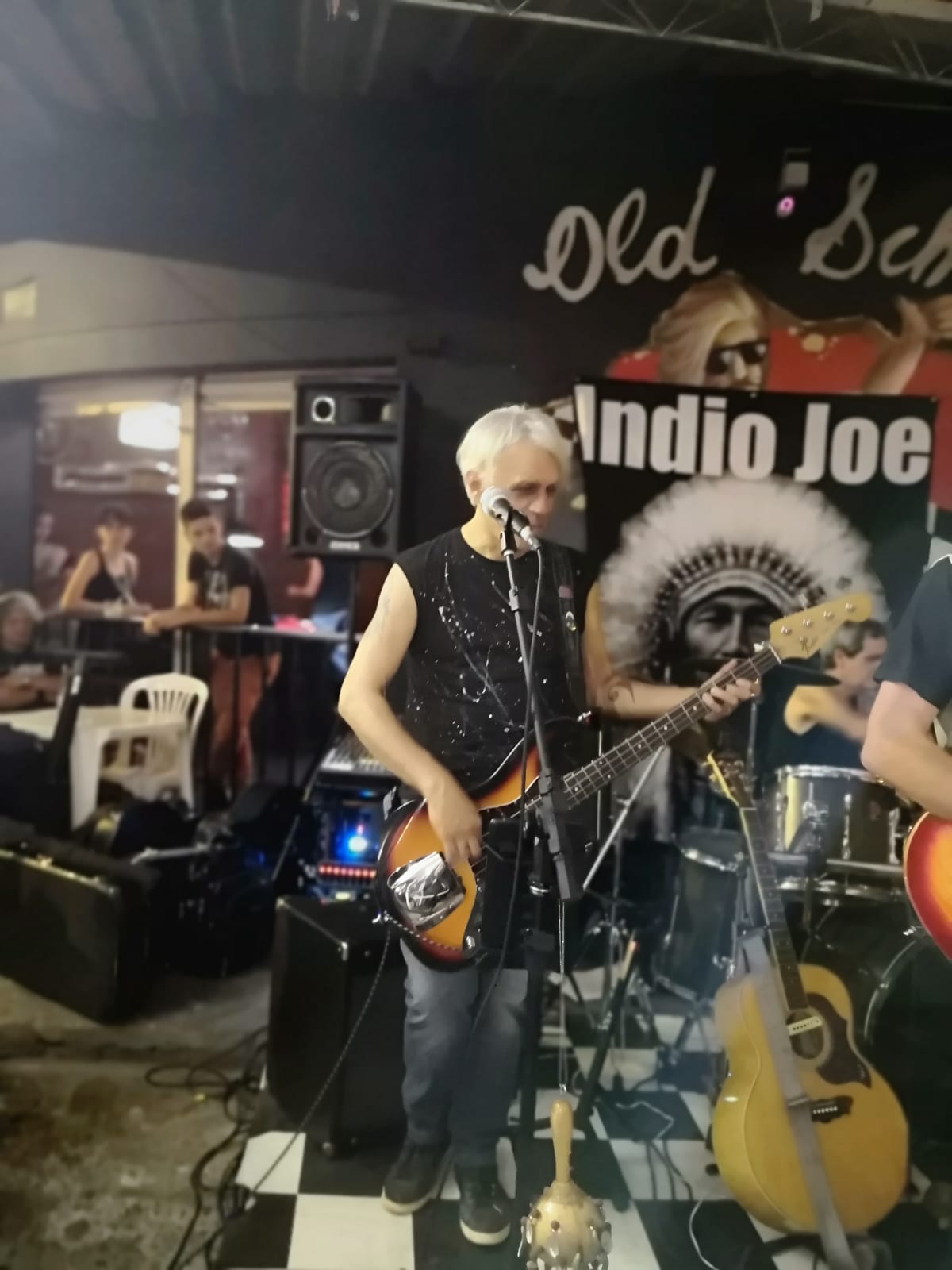Indio Joe no Old School Rock Bar