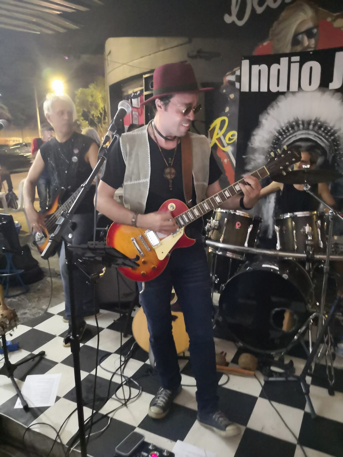 Indio Joe no Old School Rock Bar