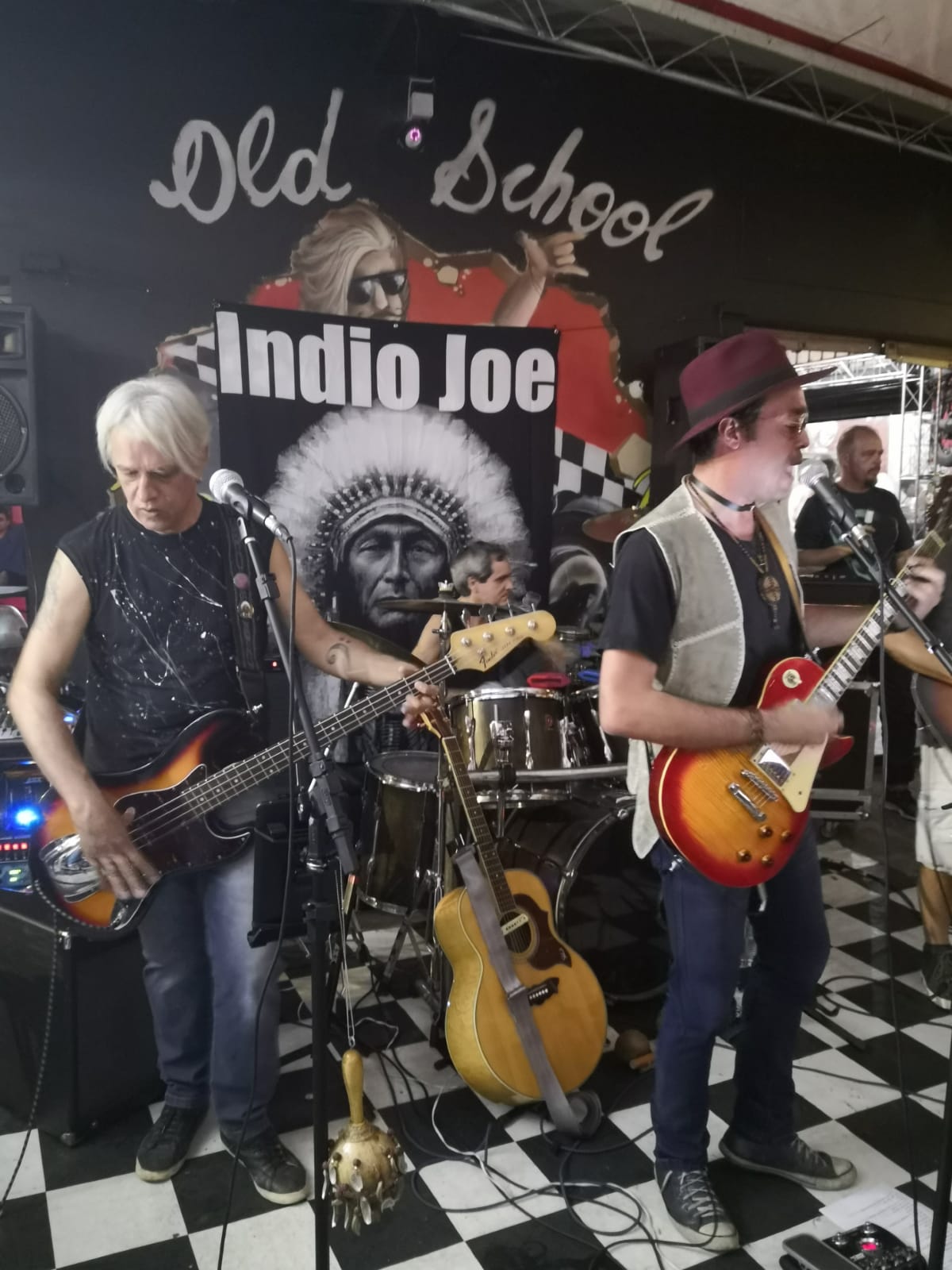 Indio Joe no Old School Rock Bar
