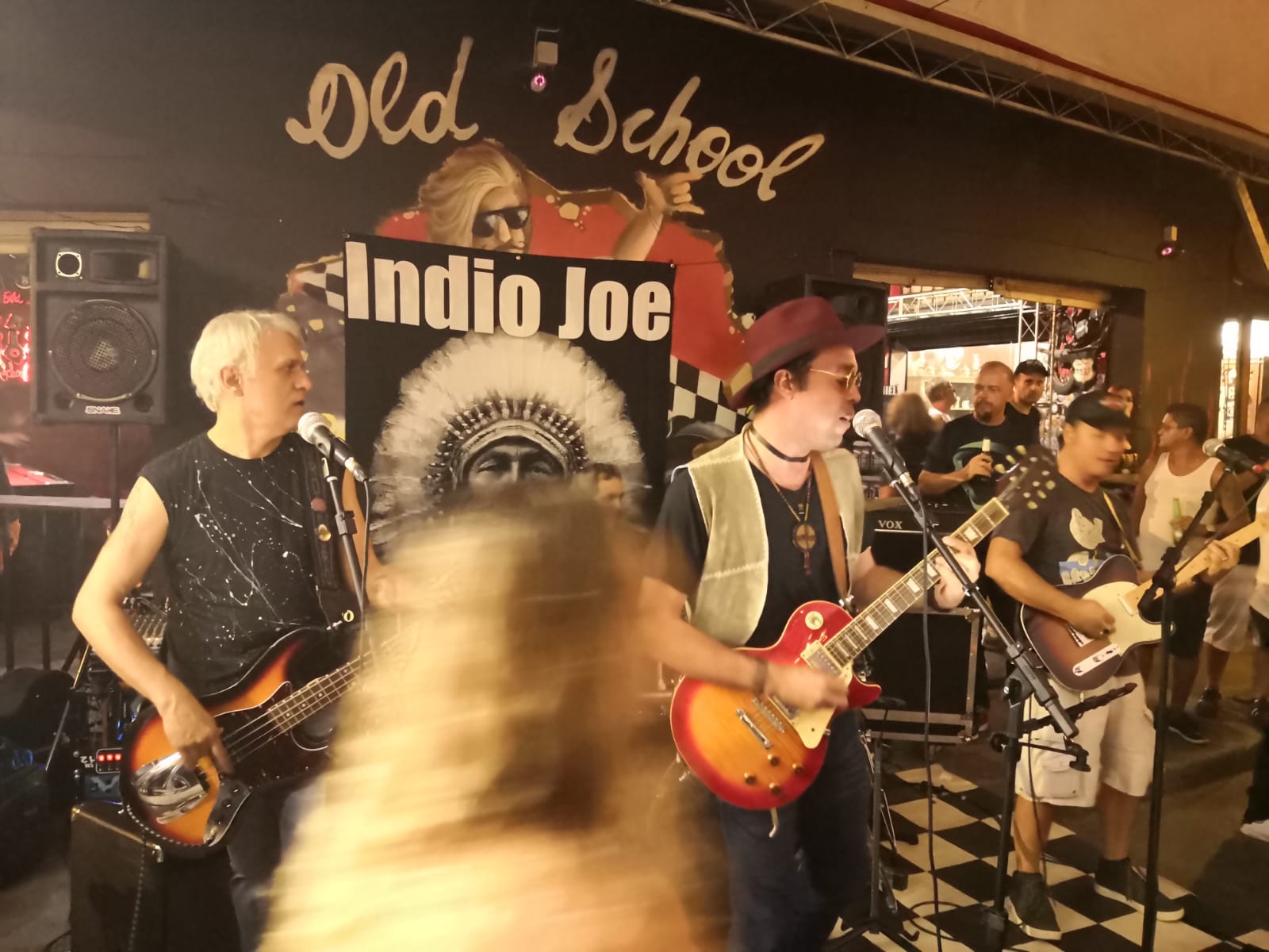 Indio Joe no Old School Rock Bar