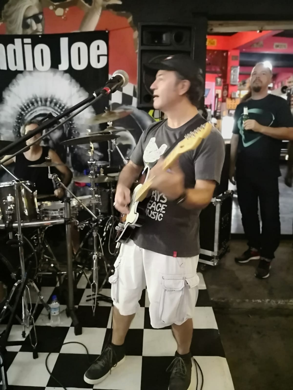 Indio Joe no Old School Rock Bar