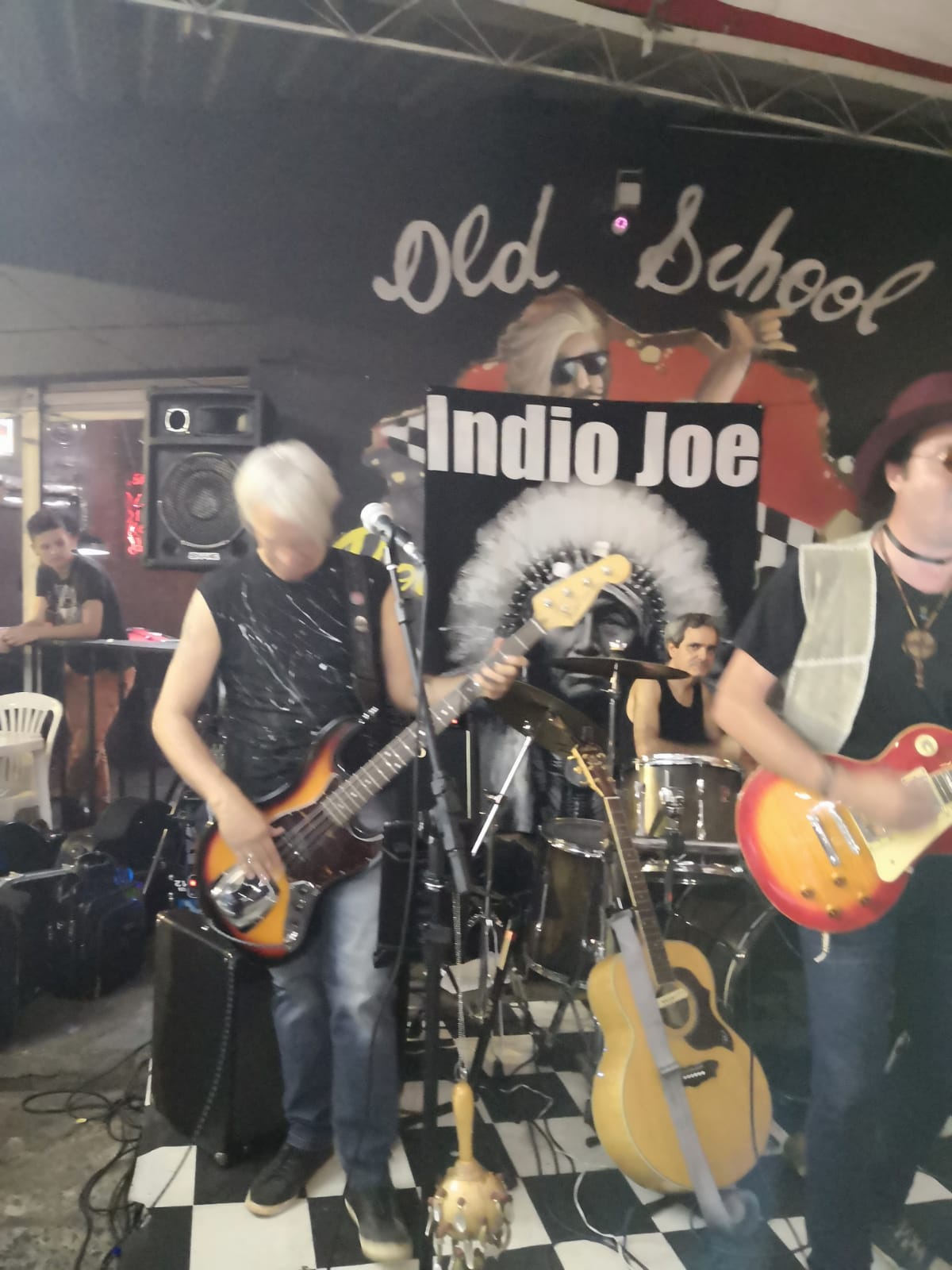 Indio Joe no Old School Rock Bar