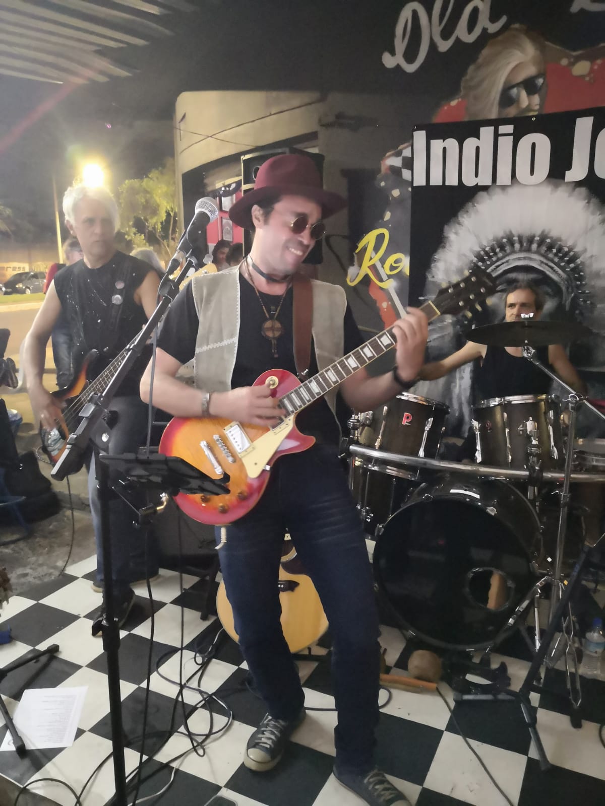 Indio Joe no Old School Rock Bar