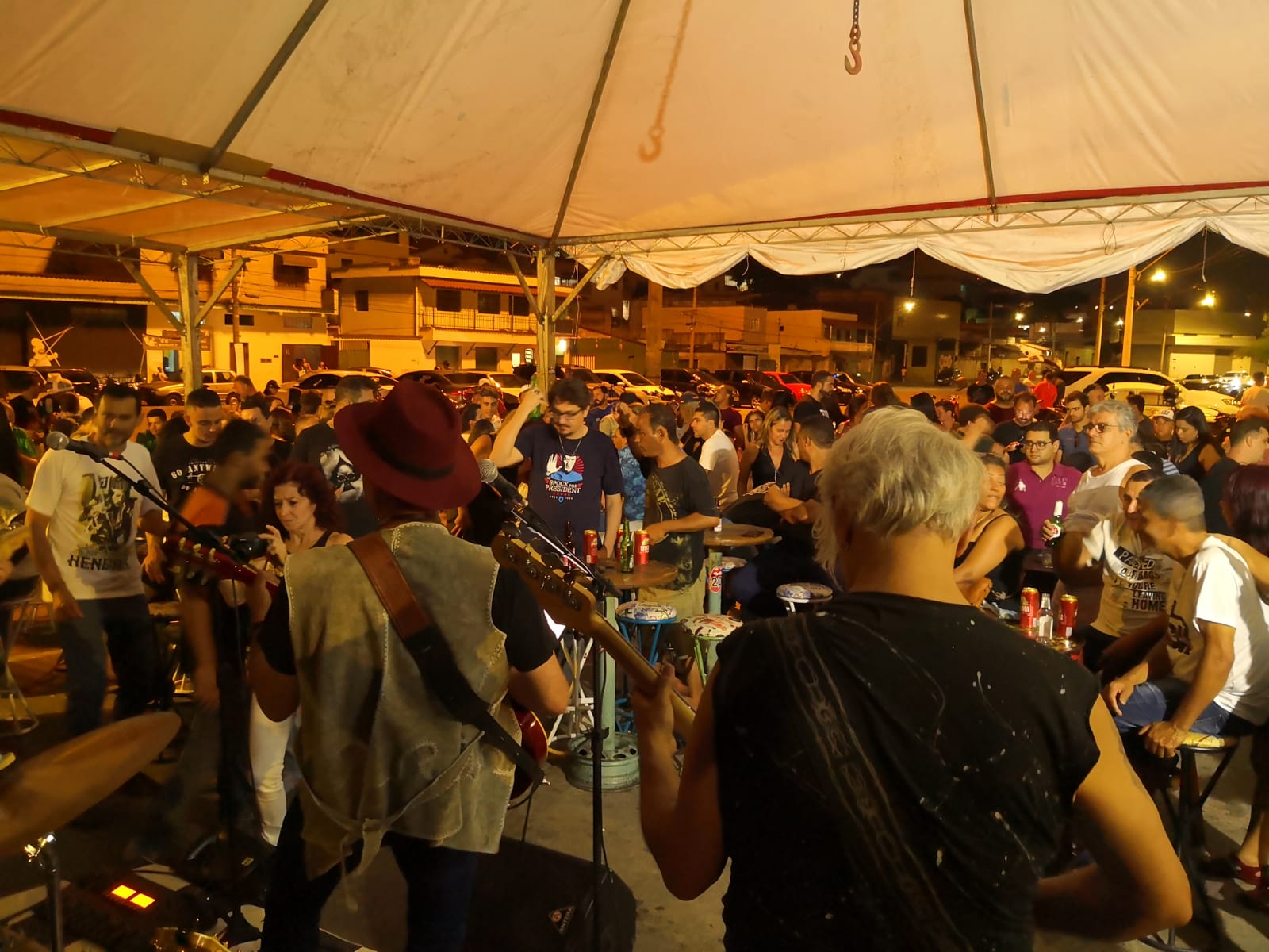 Indio Joe no Old School Rock Bar