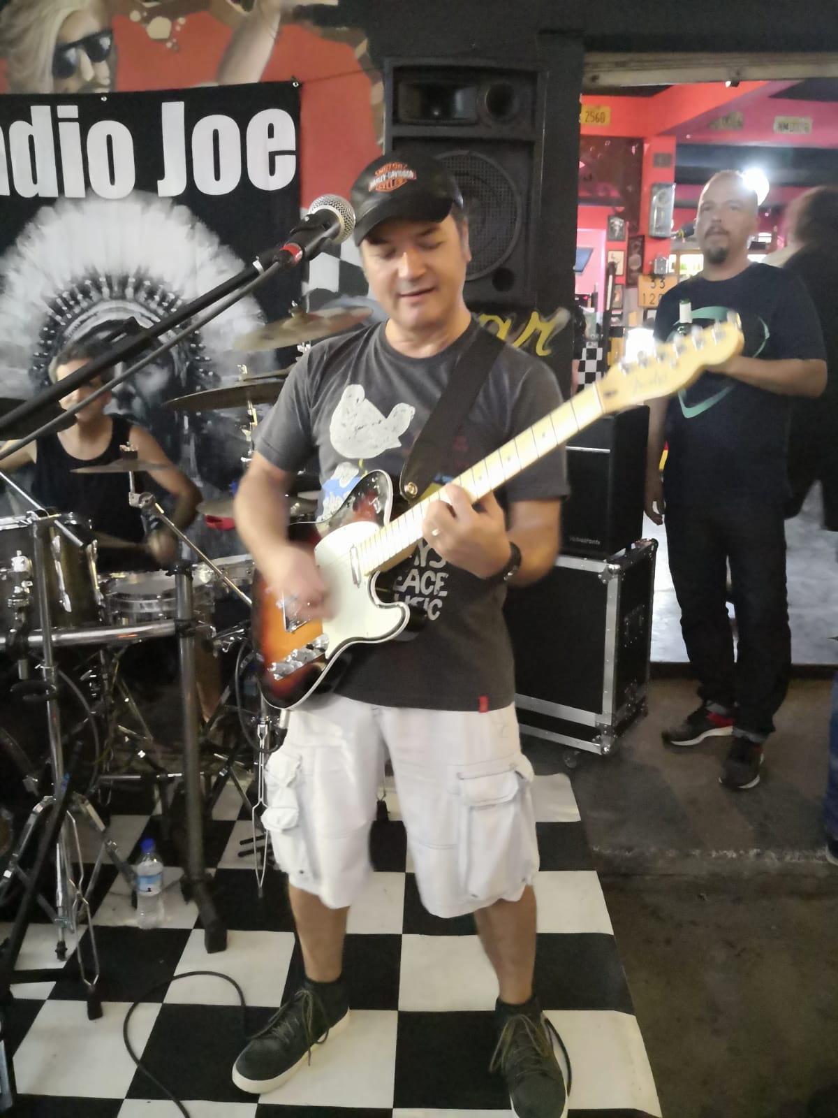 Indio Joe no Old School Rock Bar