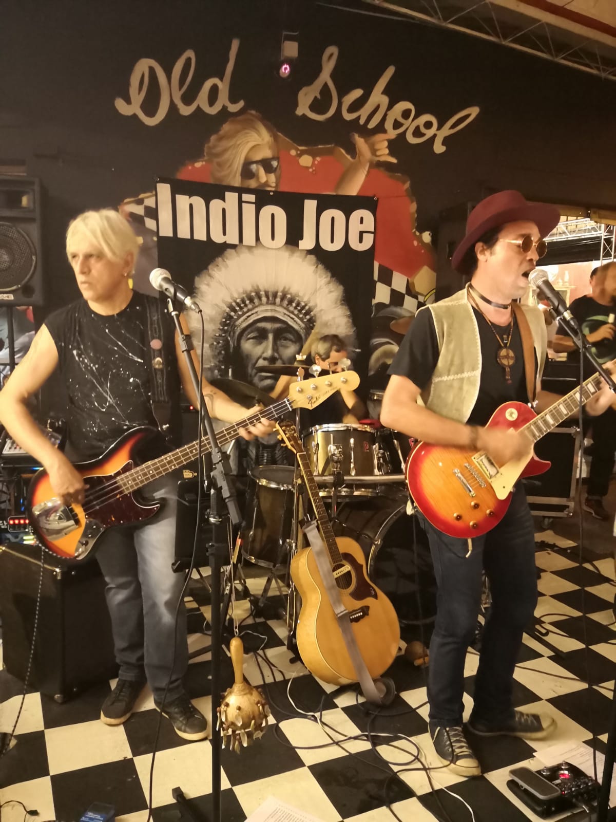 Indio Joe no Old School Rock Bar