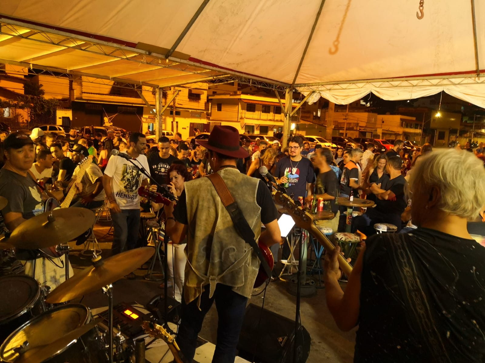 Indio Joe no Old School Rock Bar