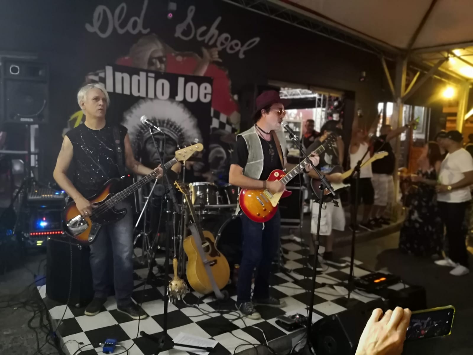 Indio Joe no Old School Rock Bar
