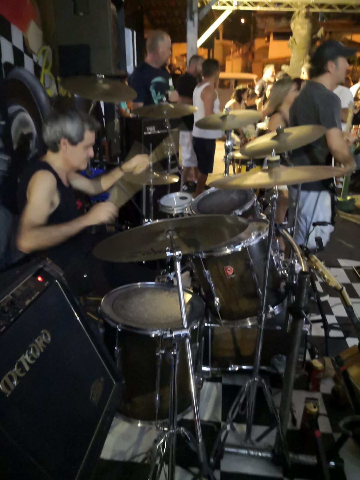 Indio Joe no Old School Rock Bar