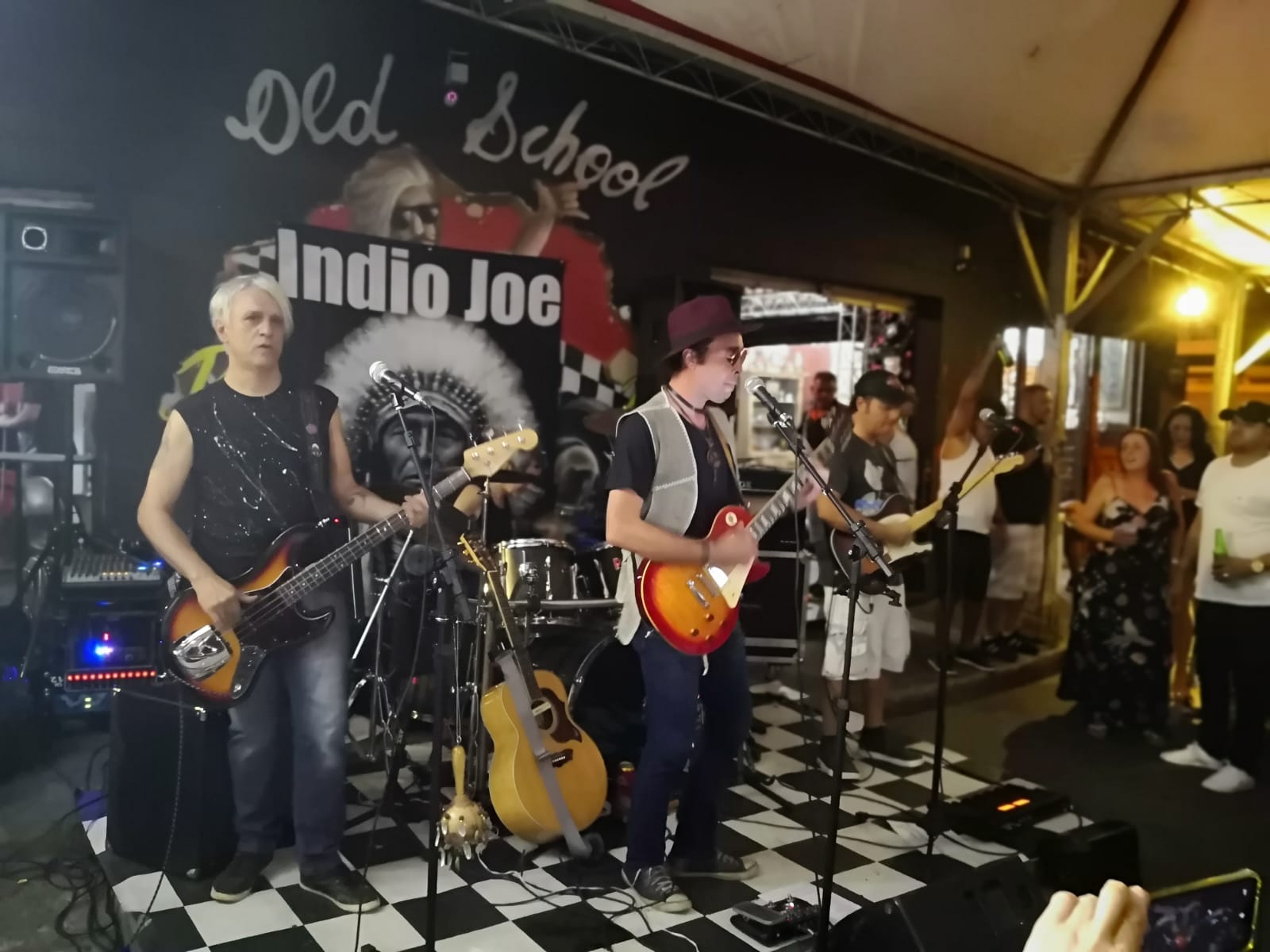 Indio Joe no Old School Rock Bar