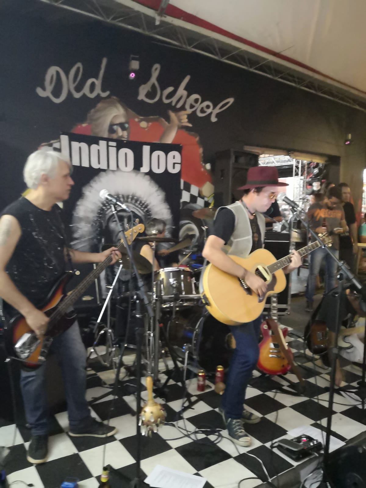 Indio Joe no Old School Rock Bar