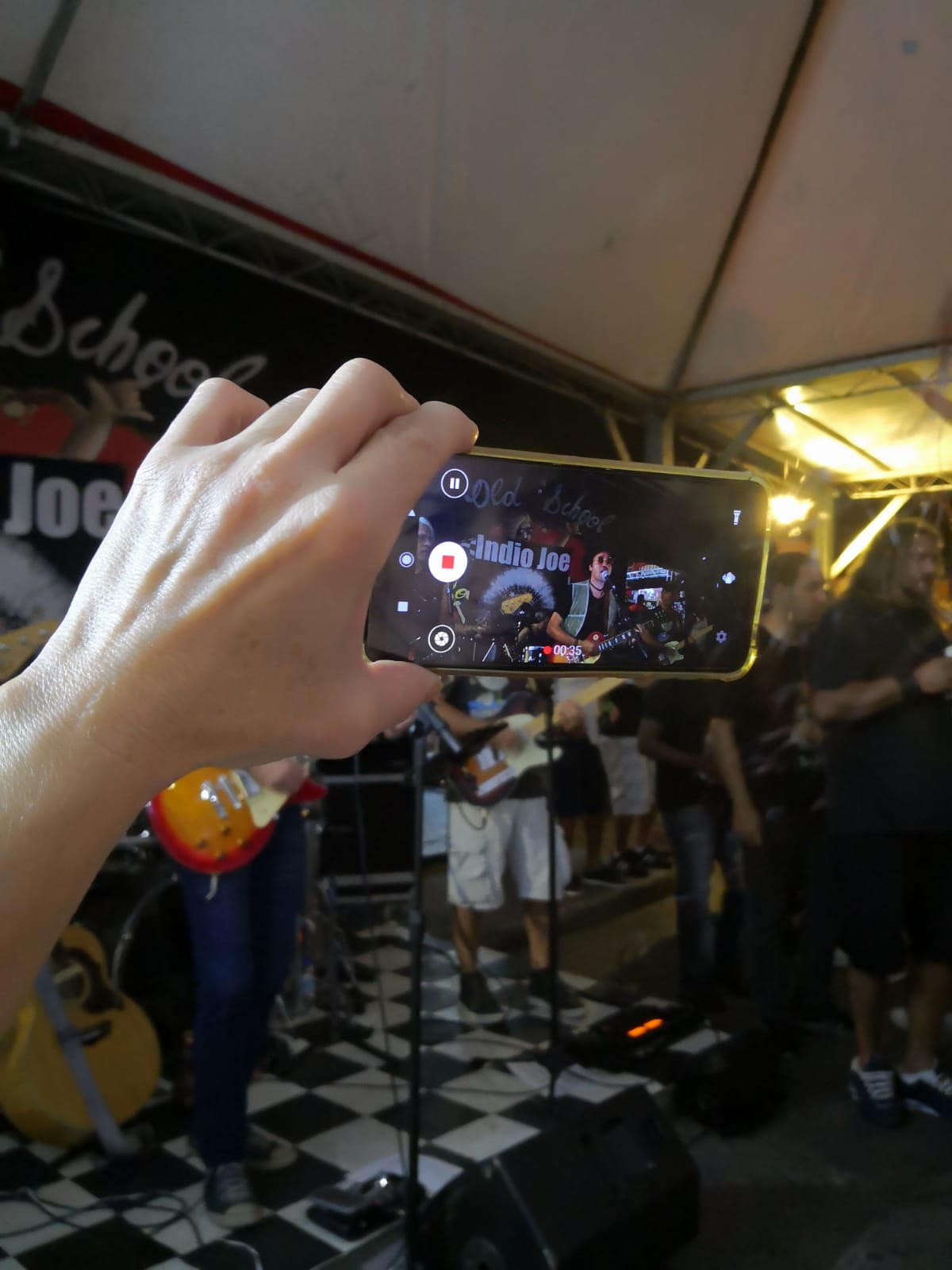 Indio Joe no Old School Rock Bar