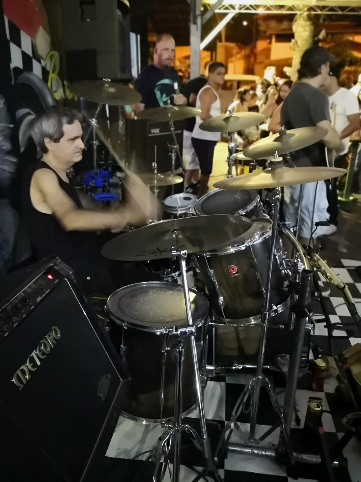 Indio Joe no Old School Rock Bar