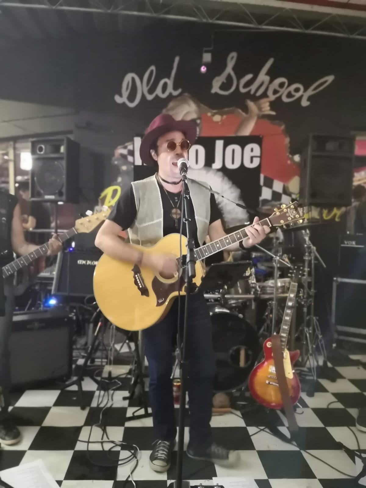 Indio Joe no Old School Rock Bar