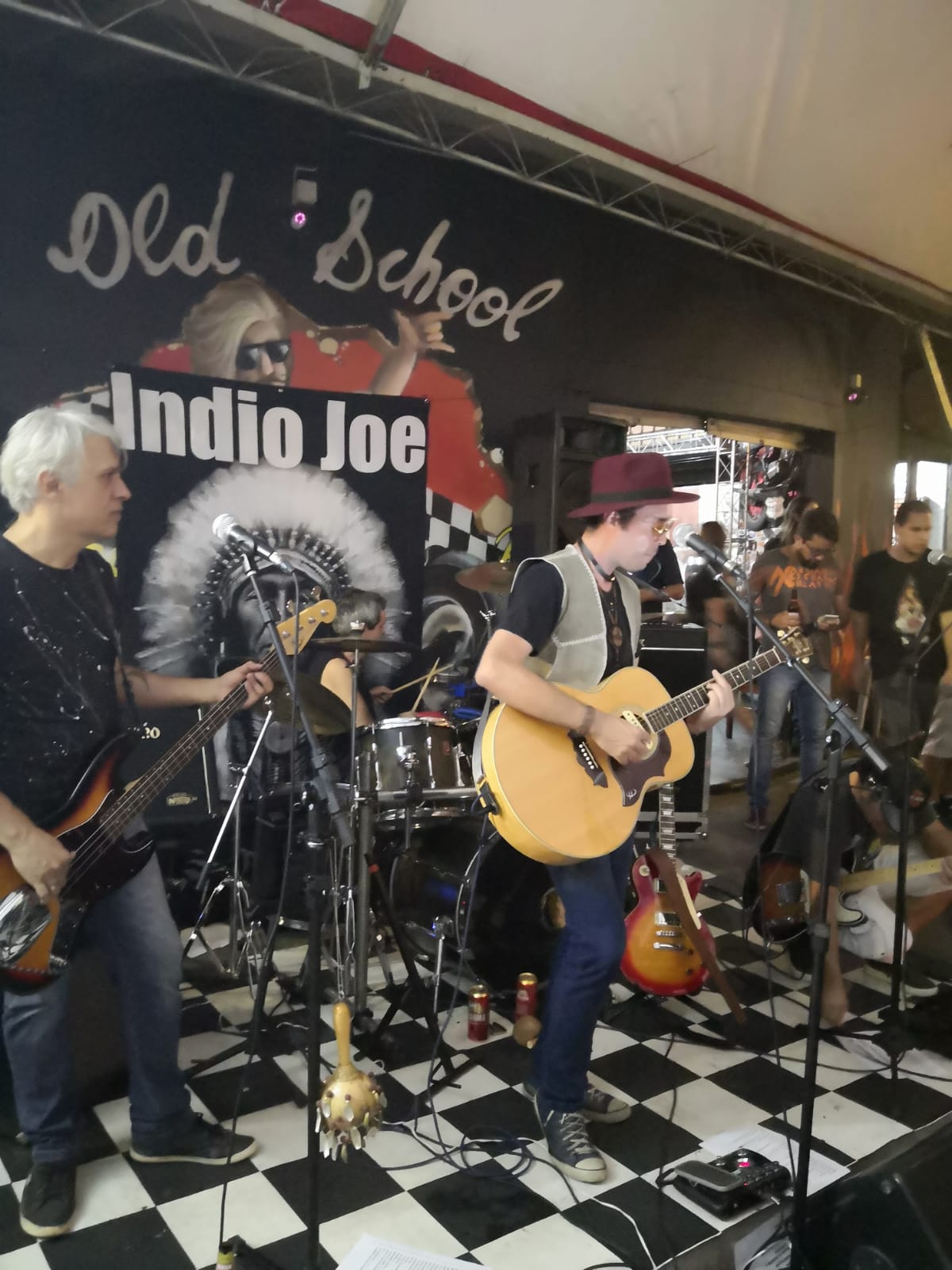 Indio Joe no Old School Rock Bar