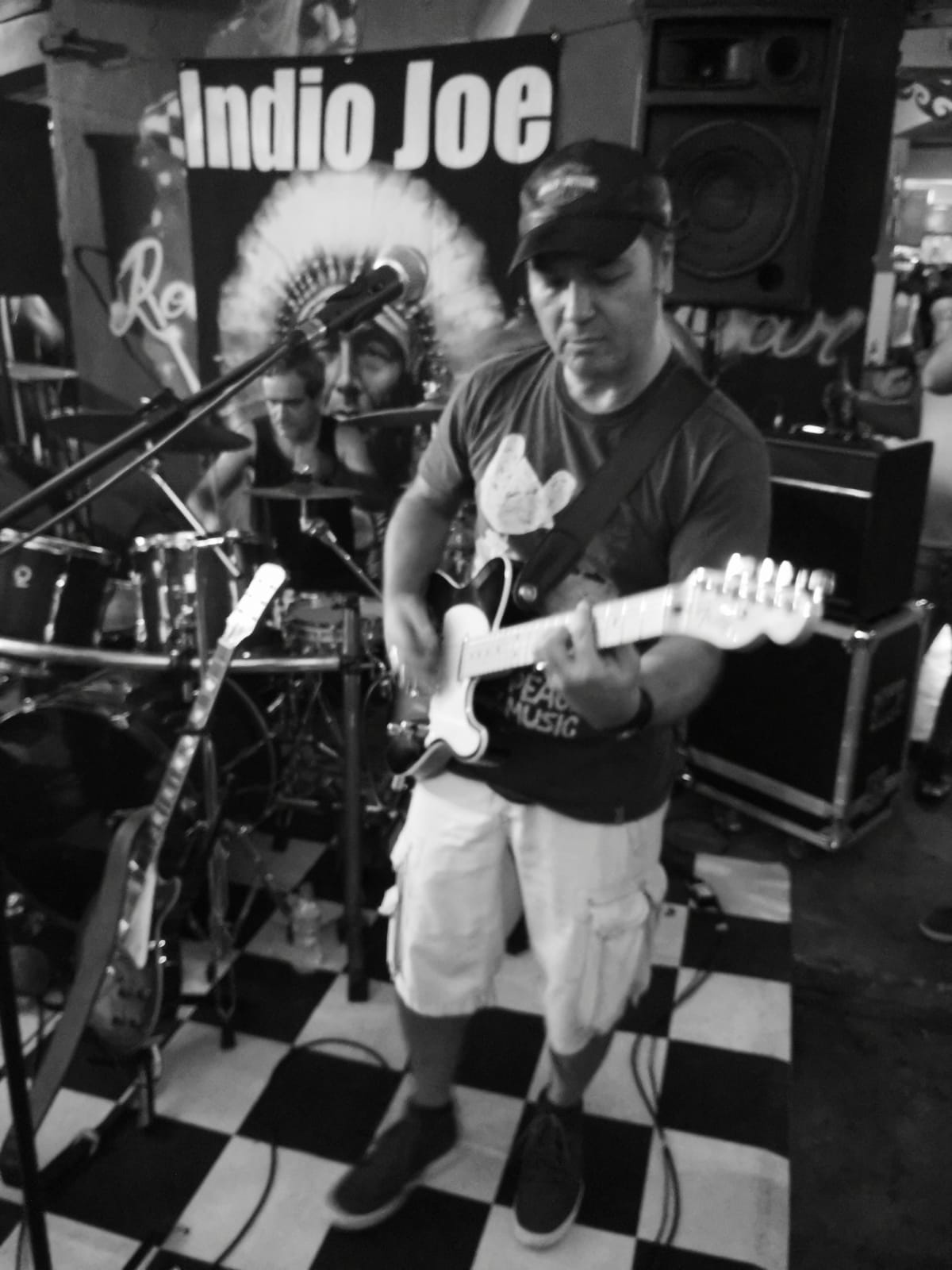 Indio Joe no Old School Rock Bar