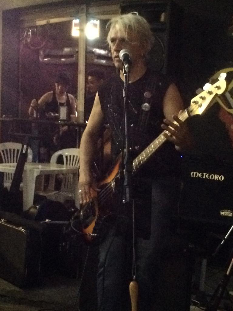 Indio Joe no Old School Rock Bar